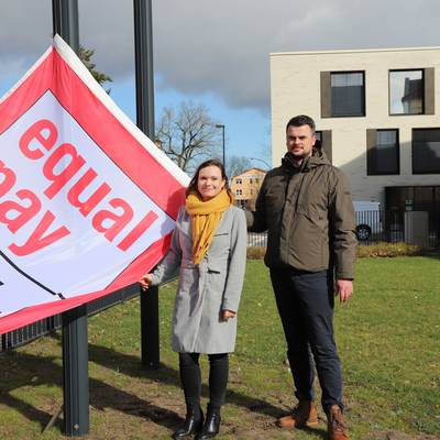 Die Gleichstellungsbeauftragte des Landkreises NWM Claudia Wendorf und Landrat Tino Schomann hissten gemeinsam die Flagge an der Kreisverwaltung in Wismar.