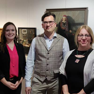 (v.l.) Gleichstellungsbeauftragte Claudia Wendorf, Museumsdirektor Olaf Both und Museumsmitarbeiterin Christiane Woest vor den Bildenr von Luise Kassow-Lange.
