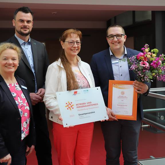 Landrat Tino Schomann gratulierte Gesamtpersonalratsvorsitzendem Kevin Nehls (rechts) und seinen Stellvertreterinnen Christiane Münter (links im Bild) und Sylvia Uhlmann zu der Auszeichnung.