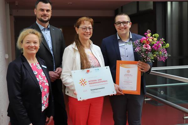 Landrat Tino Schomann gratulierte Gesamtpersonalratsvorsitzendem Kevin Nehls (rechts) und seinen Stellvertreterinnen Christiane Münter (links im Bild) und Sylvia Uhlmann zu der Auszeichnung.
