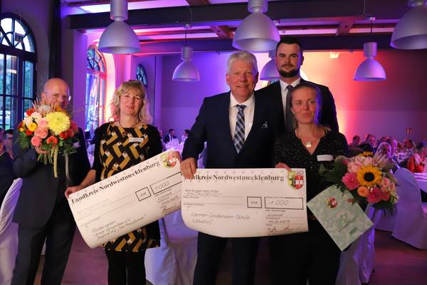 Den Umweltpreis nahm stellvertretend für die 3a der Werner-Lindemann-Schule in Lübstorf Projektleiterin Dana Eckstein (rechts) entgegen  und für die AG „Moorfüchse“ aus Grambow Waldpädagogin Nicole Taubert.