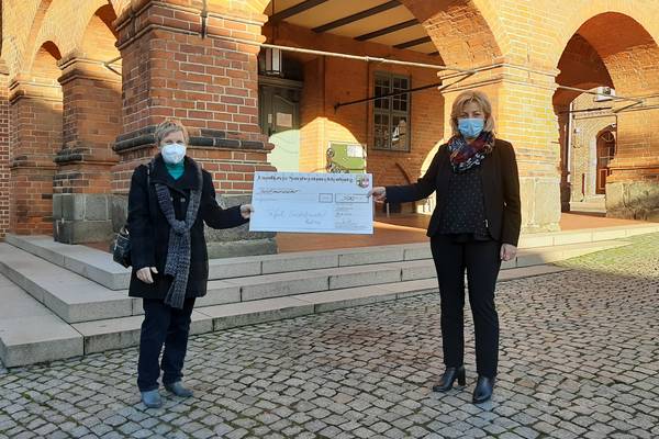 Vor dem Rathaus in Gadebusch trafen Karin Kluge und Landrätin Kerstin Weiss spontan zur Scheckübergabe.