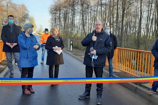 Im Beisein des Bauausschussvorsitzenden Tino Schomann (Hintergrund), weihte (v.l.) Landrätin Kerstin Weiss die Brücke Cramon gemeinsam mit der Landtagsabgeordneten Martina Tegtmeier, Infrastrukturminister Christian Pegel und Bürgermeister Erwin Redweik ein.