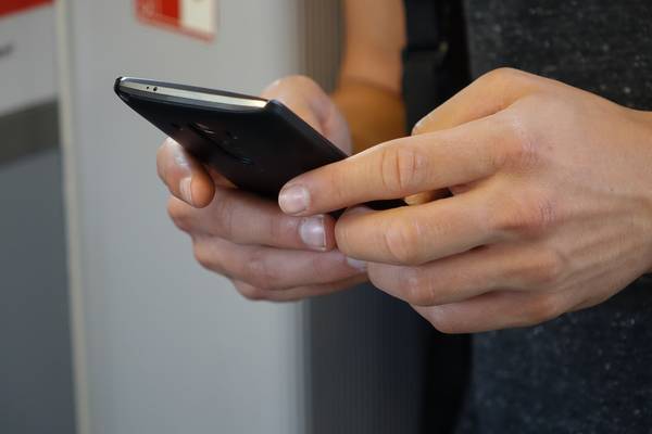 Terminvereinbarung in der Führerscheinstelle per Anruf © Pixabay smartphone 2454611 1920