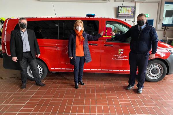 Im Beisein von Gadebuschs Bürgermeister Arne Schlien übergibt Landrätin Kerstin Weiss die Fahrzeugschlüssel an Wehrführer Sebastian Otto. © LK NWM Im Beisein von Gadebuschs Bürgermeister Arne Schlien übergibt Landrätin Kerstin Weiss die Fahrzeugschlüssel an Wehrführer Sebastian Otto.