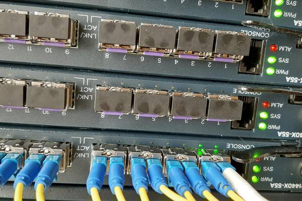 Hier ist jemand online: Die grüne LED zeigt einen Nutzer, der gerade während des Termins mit Glasfaser über den POP online war. © LK NWM Hier ist jemand online: Die grüne LED zeigt einen Nutzer, der gerade während des Termins mit Glasfaser über den POP online war.
