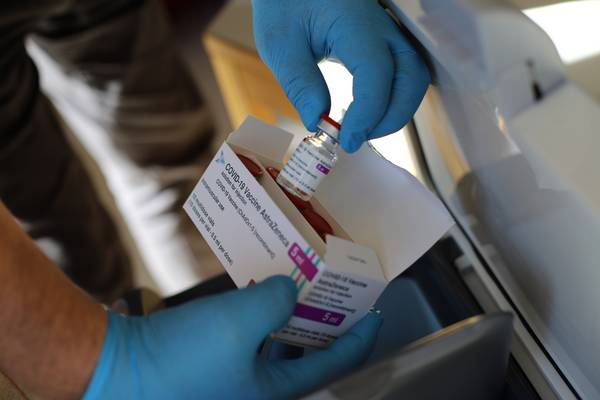 10 Impfdosen sind in einer Phiole des AstraZeneca-Impfstoffes, 110 Impfdosen hatte das DRK dabei. © Landkreis NWM 10 Impfdosen sind in einer Phiole des AstraZeneca-Impfstoffes, 110 Impfdosen hatte das DRK dabei.
