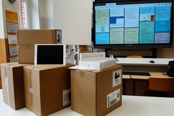Die Tablets sollen auch später im Präsenzunterricht, in Kombination mit den großen interaktiven Panels, eine zunehmend größere Rolle spielen. © Landkreis NWM Von links: GaborDie Tablets sollen auch später im Präsenzunterricht, in Kombination mit den großen interaktiven Panels, eine zunehmend größere Rolle spielen. Hartung, Leiter des Kreismedienzentrums, und Landrätin Kerstin Weiss übergaben die Tablets an Schulleiterin Cornelia Raettig (Förderschule Neukloster) und Arne Skriwanek, stv. Schulleiter am Gymnasium Neukloster.