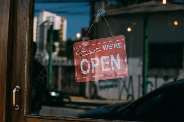 Open © Pexels Schild mit "Open"