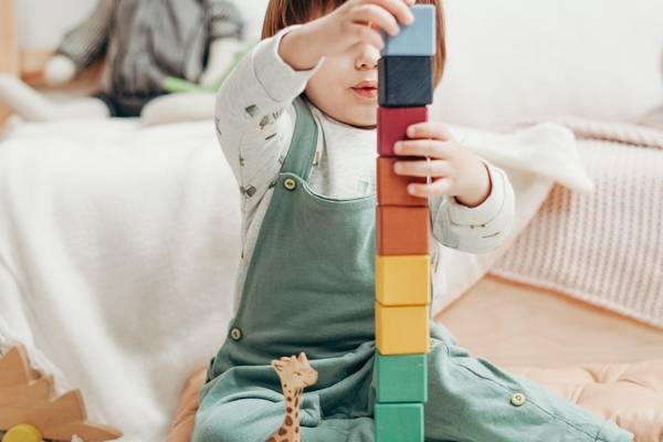 Kind Bauklötze © pexels Ein Kind spielt mit Bauklötzen