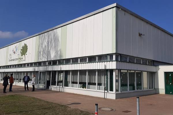 Das Gemeindezentrum Neuburg wurde Ende der 1970er Jahre errichtet und wir immer noch rege genutzt. © LK NWM 20210326 Fördermittel Neuburg3