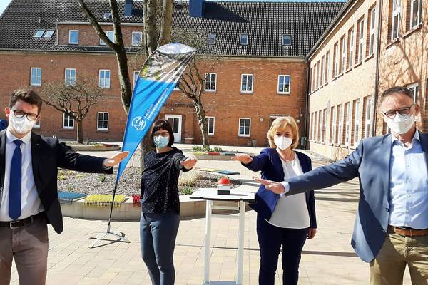 (von links) Bürgermeister Raphael Wardecki, Schulleiterin Dörte Zimmermann, Landrätin Kerstin Weiss und WEMACO-Geschäftsführer Volker Buck bringen symbolisch die Grundschule Boltenhagen ans Netz. © Landkreis NWM (von links) Bürgermeister Raphael Wardecki, Schulleiterin Dörte Zimmermann, Landrätin Kerstin Weiss und WEMACO-Geschäftsführer Volker Buck bringen symbolisch die Grundschule Boltenhagen ans Netz.