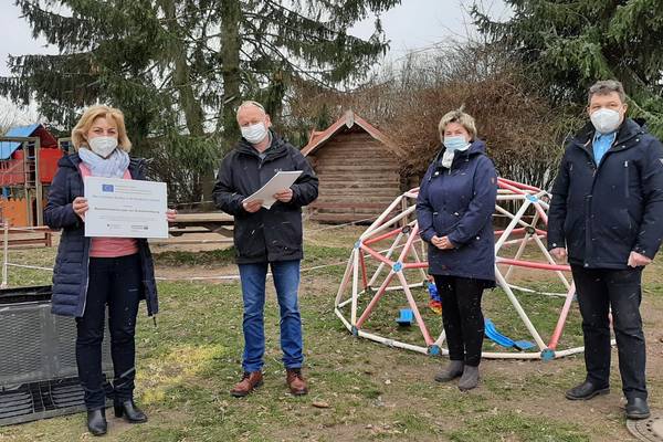 (von links) Landrätin Kerstin Weiss übergab den Förderbescheid in Höhe von 1,8 Millionen Euro an den Bürgermeister der Gemeinde Brüswitz Steffen Meyer, Kita-Leiterin Grit Petersohn und den stellvertretenden Bürgermeister Michael Pagel. © LK NWM (von links) Landrätin Kerstin Weiss übergab den Förderbescheid in Höhe von 1,8 Millionen Euro an den Bürgermeister der Gemeinde Brüswitz Steffen Meyer, Kita-Leiterin Grit Petersohn und den stellvertretenden Bürgermeister Michael Pagel.