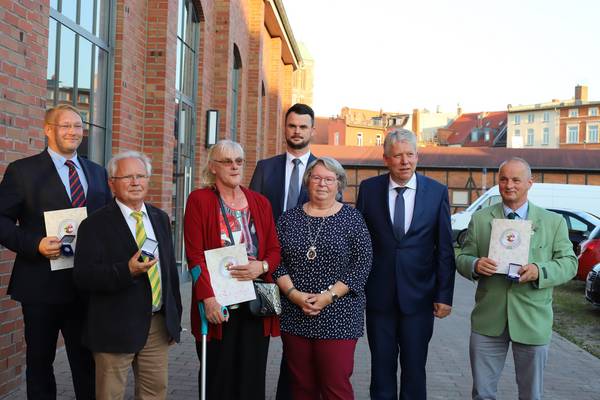 Bild mit den Geehrten, von links: André Schliemann, Dr. Gerhard Schotte, Gunda Lemcke, Landrat Tino Schomann, Heidrun Lange, Kreistagspräsident Thomas Grote, Detlef Bolte