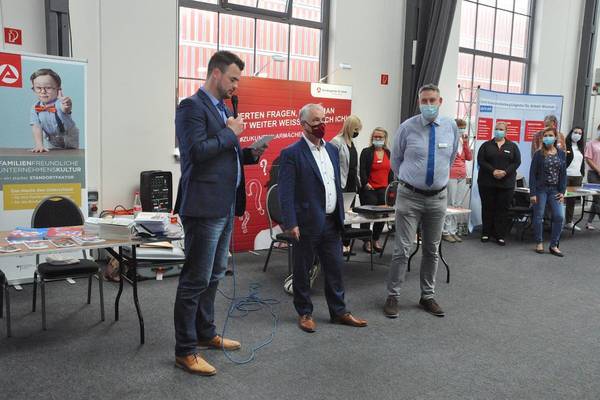 Gemeinsam mit Jobcenter-Geschäftsführer Martin Greiner und Wismars Bürgermeister Thomas Beyer eröffnete Landrat Tino Schomann die Messe.
