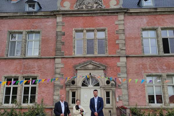 Landrat Tino Schomann mit Hospiz-Gründer Wolfgang Röhr und Hausleiterin Bettina Krebs.