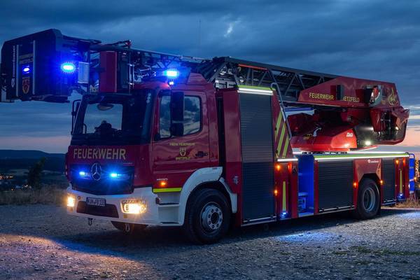 Feuerwehrauto mit angeschaltetem Blaulicht bei Nacht