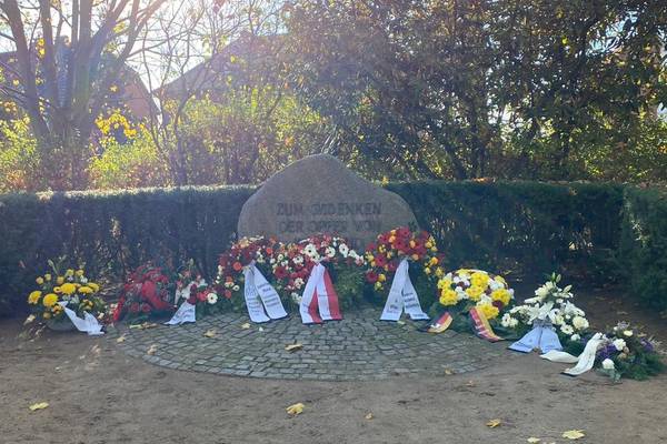 Gedenkstein mit Kränzen