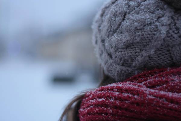 Frau im Schnee mit Mütze und Schal  © Pexels