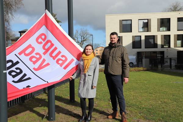 Die Gleichstellungsbeauftragte des Landkreises NWM Claudia Wendorf und Landrat Tino Schomann hissten gemeinsam die Flagge an der Kreisverwaltung in Wismar.