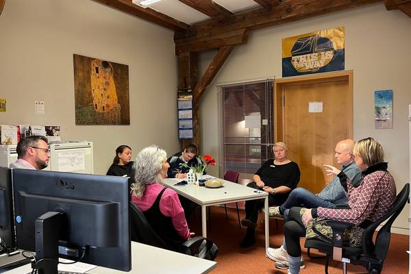 Bei der täglichen Besprechung der Kolleginnen und Kollegen im Jugendamt werden Fallbespiele und Lösungswege diskutiert. © Landkreis Nordwestmecklenburg jugendamt 1